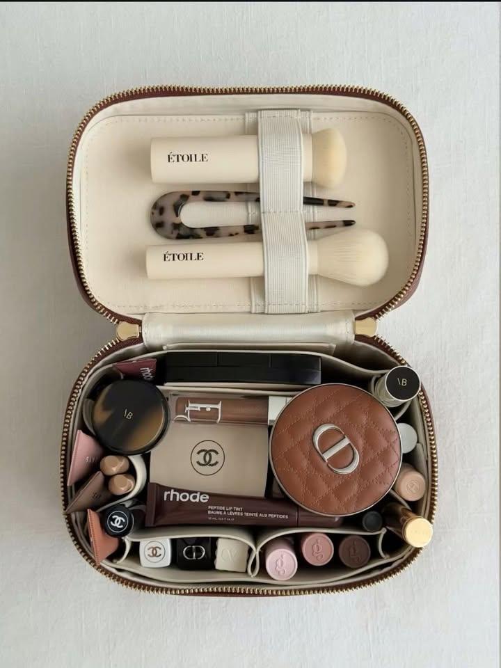 aestyfly's tweet photo. Fix ini bakalan jadi make up bag andalan karena cakep dan muat banyak https://t.co/UBhaRIhEEd