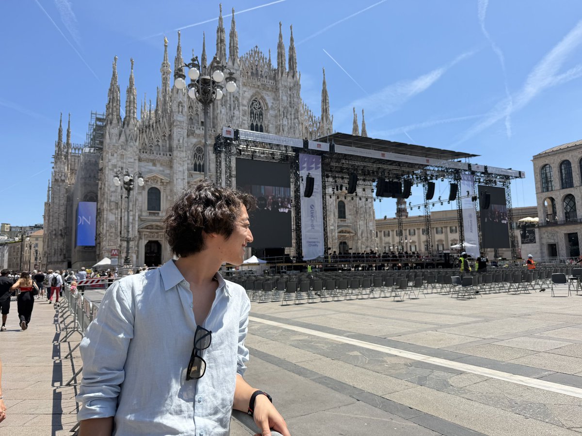 880hz's tweet photo. 初めてミラノに来ました🇮🇹 明日、ミラノ大聖堂前のドゥオーモ広場にて演奏します！！！楽しみすぎる、どんな雰囲気になるんだろう https://t.co/5WPWZM6oIj