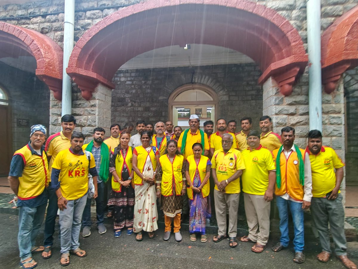 jeevanlkrs's tweet photo. ಇಂದು ಬೆಂಗಳೂರಿನ ಕೃಷಿ ಭವನದಲ್ಲಿ ಗೌರವಾಧ್ಯಕ್ಷರಾದ ಶ್ರೀ ರವಿ ಕೃಷ್ಣಾರೆಡ್ಡಿ ಅವರ ನೇತೃತ್ವದಲ್ಲಿ ಕೃಷಿ ಆಯುಕ್ತರಿಗೆ ರಸಗೊಬ್ಬರ ಅಕ್ರಮ ತಡೆಗೆ ಆಗ್ರಹ ಪತ್ರ ಸಲ್ಲಿಸಲಾಯಿತು.
MRPಗಿಂತ ಹೆಚ್ಚು ಹಣ ಕೇಳಿದರೆ ದೂರು ನೀಡಿ: ☎️ 18004253553 ☎️ 53553 ☎️ ಕೆ.ಆರ್.ಎಸ್: 7204974572
ರೈತರ ಹಕ್ಕುಗಳಿಗಾಗಿ ನಮ್ಮ ಹೋರಾಟ ಮುಂದುವರಿಯಲಿದೆ. 🌾 https://t.co/ExXSw0tsLl
