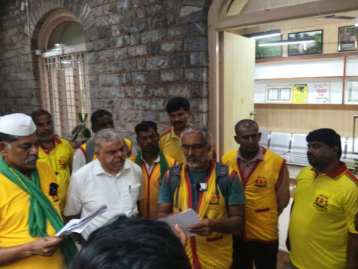 jeevanlkrs's tweet photo. ಇಂದು ಬೆಂಗಳೂರಿನ ಕೃಷಿ ಭವನದಲ್ಲಿ ಗೌರವಾಧ್ಯಕ್ಷರಾದ ಶ್ರೀ ರವಿ ಕೃಷ್ಣಾರೆಡ್ಡಿ ಅವರ ನೇತೃತ್ವದಲ್ಲಿ ಕೃಷಿ ಆಯುಕ್ತರಿಗೆ ರಸಗೊಬ್ಬರ ಅಕ್ರಮ ತಡೆಗೆ ಆಗ್ರಹ ಪತ್ರ ಸಲ್ಲಿಸಲಾಯಿತು.
MRPಗಿಂತ ಹೆಚ್ಚು ಹಣ ಕೇಳಿದರೆ ದೂರು ನೀಡಿ: ☎️ 18004253553 ☎️ 53553 ☎️ ಕೆ.ಆರ್.ಎಸ್: 7204974572
ರೈತರ ಹಕ್ಕುಗಳಿಗಾಗಿ ನಮ್ಮ ಹೋರಾಟ ಮುಂದುವರಿಯಲಿದೆ. 🌾 https://t.co/ExXSw0tsLl