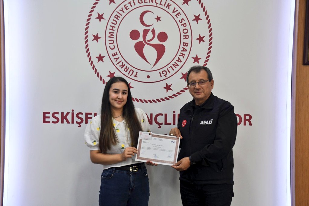 GSB_Eskisehir's tweet photo. 🚑 İLK YARDIM GÖNÜLLÜLERİMİZE BELGELERİ TAKDİM EDİLDİ

Eskişehir Kız Öğrenci Yurdunda kalan AFAD Gönüllüsü öğrencilerimiz, ilk yardım eğitimlerini başarıyla tamamlayarak İlk Yardımcı Belgeleri ve Kimlik Kartlarını teslim aldı.

@oa_bak @gencliksporbak https://t.co/7yn4Lbujvl
