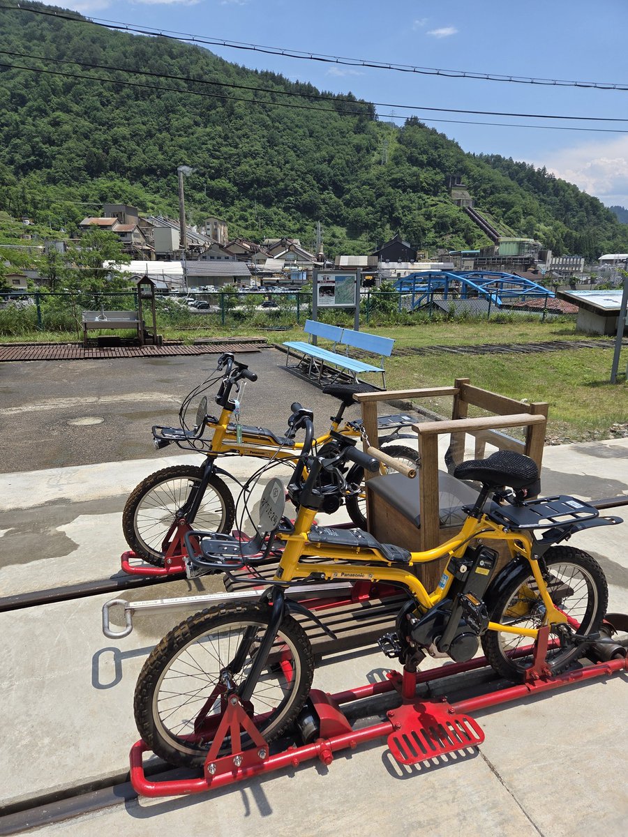 odakeis2's tweet photo. レールマウンテンバイク、｢ガッタンゴー｣へ。
往復で5.8km、トンネルの1ヶ所��長さは524m。カーブがあり中は真っ暗。レールからの振動と継ぎ目の音は電車そのもの。
スリル満点！
別のコースにも���ってみたい。
#ガッタンゴー
#レールマウンテンバイク
#旧神岡鉄道
#カミオカンデの近く https://t.co/0mMrO2Cg3P