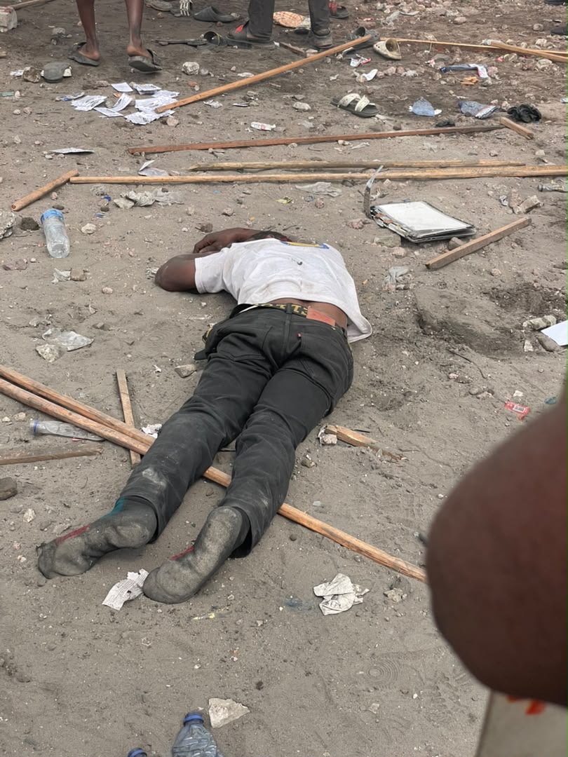 ChristianBofoya's tweet photo. Sit-in de l’opposition : la police disperse la mobilisation devant le Palais du Peuple, Martin @Fayulu blesséS. La tension reste vive sur le boulevard Triomphal et l’avenue de l’Enseignement https://t.co/EVNVReojUD