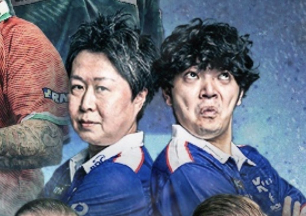 SHADE_CLOTHING's tweet photo. 🏆 BetVictor World Cup of Darts 2026 🇩🇪

この後深夜2:20よりグループKの最終戦！
日本🇯🇵 vs スペイン🇪🇸の直接対決で決着🔥
勝った国がノックアウトステージ進出となります！

運命の一戦も日本代表2名へ熱い応援をよろしくお願いします🇯🇵📣

👕日本代表応援Tシャツ発売中
https://t.co/DG1SMudTXI https://t.co/ePlbvqqYns
