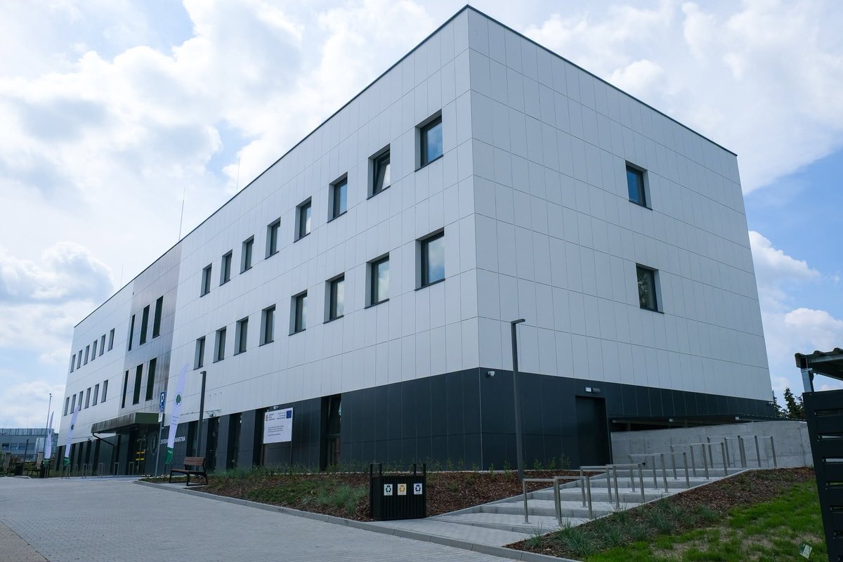 UMB_Bialystok's tweet photo. 📢 Nowe Centrum Pielęgniarstwa UMB już robi wrażenie!
To ponad 3,2 tys. mkw. nowoczesnej przestrzeni dla przyszłych pielęgniarek i pielęgniarzy. Całość inwestycji to ponad 50 mln zł (36,4 mln zł - roboty budowlane, 13,6 mln zł - wyposażenie). Z KPO  dofinansowano ponad 41 mln zł. https://t.co/MvfgJVlRu8