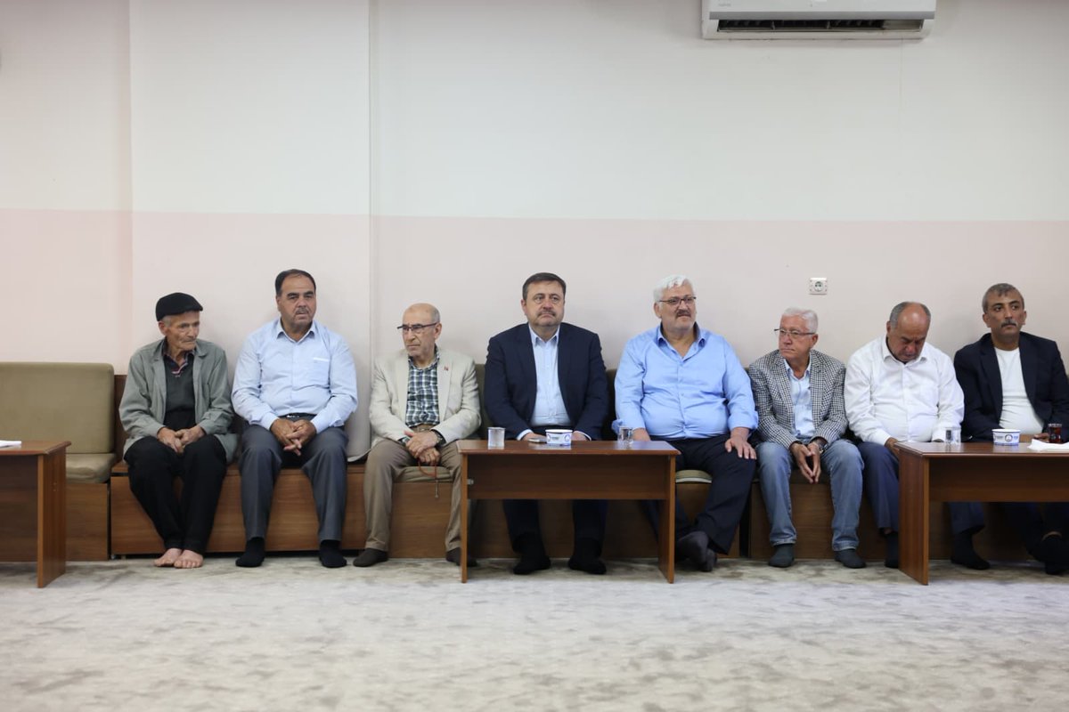 AKPartiG_Antep's tweet photo. İl Başkanımız Sayın Fatih Muhaddis Fedaioğlu, İl Başkan Yardımcılarımız ve İl Yönetim Kurulu Üyelerimiz;

Geçmiş Dönem İl Başkan Yardımcımız Sayın Bayram Kemal Kılıç'ın ahirete irtihâl eden kayınbabası Fevzi Kaygusuz için gerçekleştirilen taziye ziyaretine katılarak aileye başsağlığı dileklerini ilettiler.

Merhum Fevzi Kaygusuz'a Allah'tan rahmet; başta Bayram Kemal Kılıç olmak üzere ailesine, yakınlarına ve sevenlerine sabır ve başsağlığı diliyoruz.

Rabbim mekânını cennet eylesin inşallah. 🤲🏻

@fmfedaioglu
@Akparti
