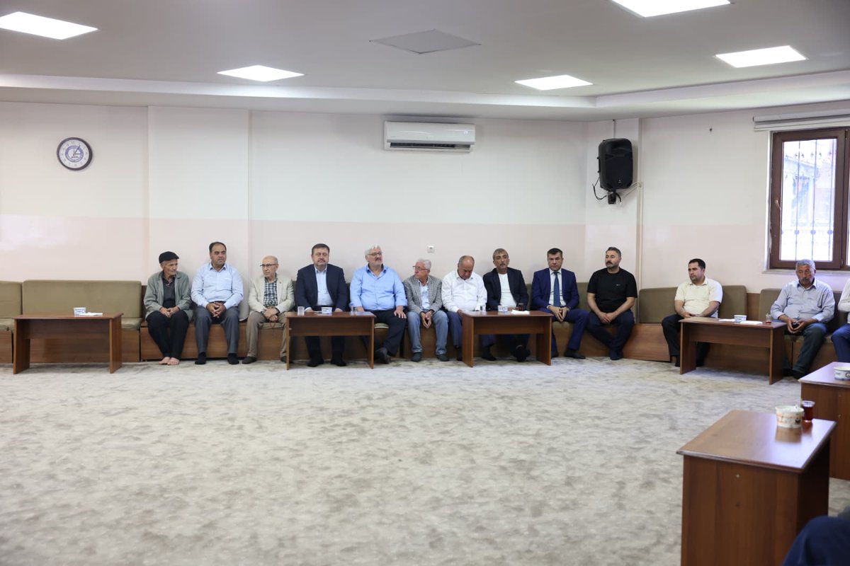 AKPartiG_Antep's tweet photo. İl Başkanımız Sayın Fatih Muhaddis Fedaioğlu, İl Başkan Yardımcılarımız ve İl Yönetim Kurulu Üyelerimiz;

Geçmiş Dönem İl Başkan Yardımcımız Sayın Bayram Kemal Kılıç'ın ahirete irtihâl eden kayınbabası Fevzi Kaygusuz için gerçekleştirilen taziye ziyaretine katılarak aileye başsağlığı dileklerini ilettiler.

Merhum Fevzi Kaygusuz'a Allah'tan rahmet; başta Bayram Kemal Kılıç olmak üzere ailesine, yakınlarına ve sevenlerine sabır ve başsağlığı diliyoruz.

Rabbim mekânını cennet eylesin inşallah. 🤲🏻

@fmfedaioglu
@Akparti