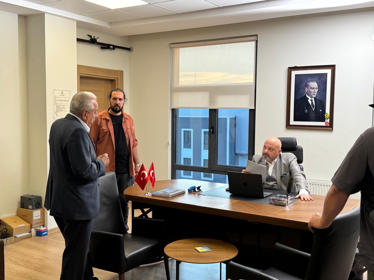 BosphorusGlobal's tweet photo. Boğaziçi Küresel İlişkiler Merkezi’nin katkılarıyla hazırlanan “Otuz İki Dakika” Filminin Çekimleri Tamamlandı

Senarist ve yönetmenliğini Feyzi Baran’ın üstlendiği, yapımcılığını Baran Mayda ve Ceyhan Aksoy’un gerçekleştirdiği, proje koordinatörlüğünü ise Kamil Kahraman’ın yaptığı “Otuz İki Dakika” filminin çekimleri İstanbul’da tamamlandı.

Film, Boğaziçi Küresel İlişkiler Derneğinin ve Diyarbakır Sinema Ofisi’nin katkılarıyla, Beyrut Film ve TRT Sinema ortaklığında hayata geçirildi. Ayrıca yapım, daha önce TRT 12 Punto kapsamında bu yıl ilk kez düzenlenen 15 Temmuz Kısa Film Proje Yarışmasında ödül kazanarak destek almaya hak kazanmıştı.

Film, 15 Temmuz hain darbe girişiminin üzerinden geçen 10 yılın ardından, şehit ailelerinin yaşadığı sessiz mücadeleyi ve geride kalanların hayatlarında bıraktığı derin izleri konu alıyor. Daha önce çok az değinilen bir perspektiften ilerleyen yapım; darbe gecesinde yakınlarını kaybeden ailelerin yıllar sonra da taşıdığı acıyı, hatıraları ve tamamlanmamış hikâyeleri sanatsal bir anlatımla beyaz perdeye taşıyor.

Bir ayakkabı metaforu üzerinden ilerleyen film; yarım kalan hayatları, eksik kalan adımları ve geride bırakılan izleri sembolik bir dille anlatıyor.

Oyuncu kadrosunda Ferhat Yılmaz, Halil İbrahim Kalaycıoğlu, Burcu Görek ve Efe Elvan’ın yer aldığı filmin görüntü yönetmenliğini ise Nuri Bilge Ceylan’ın “Kuru Otlar Üstüne” ve Zeki Demirkubuz’un “Hayat” filmlerinde de görev alan Cevahir Şahin üstlendi.

Çekim sürecinin tamamlanmasının ardından kurgu ve post-prodüksiyon aşamasına geçilen filmin, 15 Temmuz’da düzenlenecek gala töreniyle izleyiciyle buluşması planlanıyor.