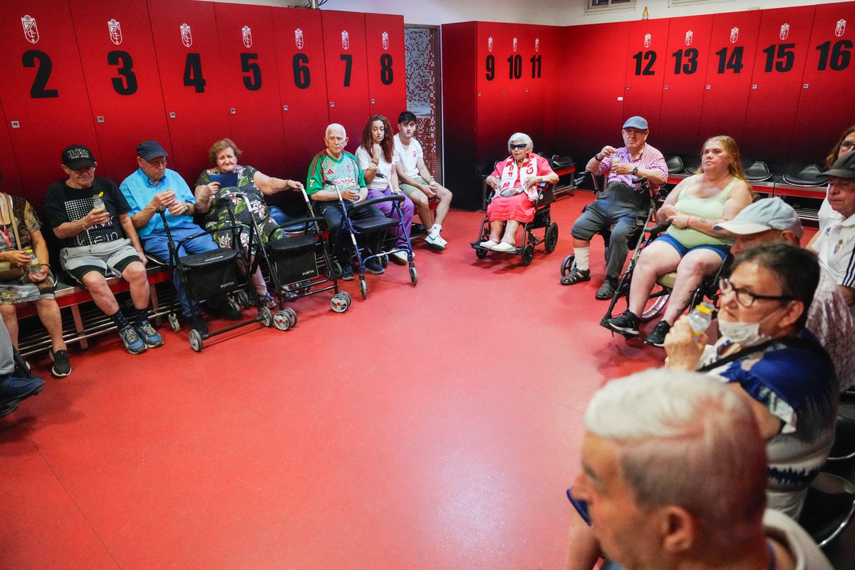 GranadaCF_Fund's tweet photo. 🏟️ El Granada CF y su Fundación reciben la visita del Centro de Día de Mayores Zaidín-Macrosad

🔗 https://t.co/JVts3akwlT https://t.co/4f3CVrVClK