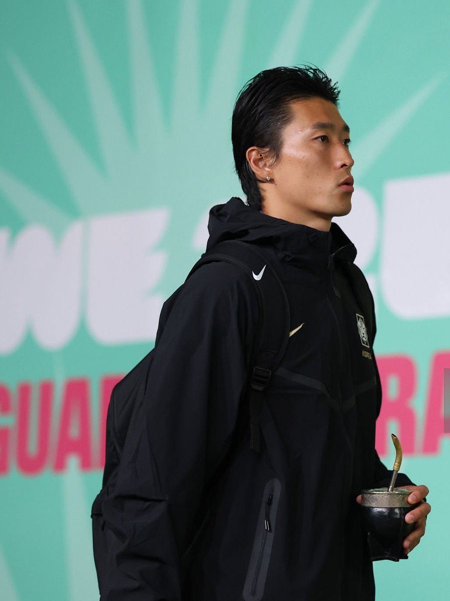 PasesUruguay's tweet photo. 🧉 MATE COREANO 🇰���� 

Cho Guesung llegó al debut de Corea en el Mundial tomándose un mate. https://t.co/rtArhV6Qrp