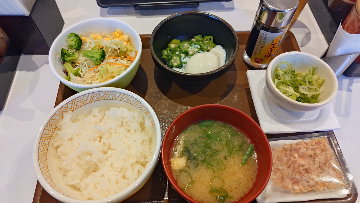 piykun's tweet photo. 【6/12 食事記録】

5:39
すき家 納豆まぜのっけ朝食＋サラダ
タレ無し
ドレッシング無し
完食

→ 納豆・オクラ・海藻でスタート。脂質を抑えながらたんぱく質と食物繊維を確保。朝食としてはかなり優秀。

10:10
ヨーグルト
完食

→ 乳製品を追加。腸内環境とカルシウム補給に貢献。

12:10
おにぎり（梅）
おにぎり（わかめ）
サラダチキン
味付けゆでたまご
完食
豆乳残し

→ 運転業務中でも手軽にエネルギーとたんぱく質を補給。脂質は抑えつつ満足感を確保。

15:50
豆乳
完飲

→ 昼に残��た分を回収。植物性たんぱく質を追加できた。

20:43
やよい軒
アカモクねばとろ定食
醤油追加無し
ご飯普通盛り完食
ご飯小盛りおかわり
ご飯一口をだし茶漬け風
味噌汁残し
完食

→ アカモク・納豆・オクラ・とろろ・まぐろをまとめて摂取。尿酸値・LDL・中性脂肪対策を意識した良い締めになった。

【今日のまとめ】
朝は納豆まぜのっけ朝食でスタート。昼はおにぎり・サラダチキン・ゆでたまご・豆乳でシンプルに補給。夜はアカモクねばとろ定食を選択し、魚・海藻・発酵食品をしっかり確保。外食中心ながら健康管理を意識した1日になった。

【総評価】
昨日の脂質多めの食事から一転し、今日は低脂質寄りでまとめられた。魚・納豆・海藻・オクラ・とろろ・豆乳・ヨーグルトが揃い、尿酸値・LDL・中性脂肪対策としては高評価。ご飯は夜におかわりしたが、全体の栄養バランスは良好。

【総摂取カロリー】
約1,700～1,900kcal

【点数】
90点

【ハッシュタグ】
#健康管理 #血圧記録 #体重記録 #体組成 #ダイエット記録 #生活習慣改善 #AI健康管理 #血圧改善 #自炊なし健康術 #ChatGPT飯