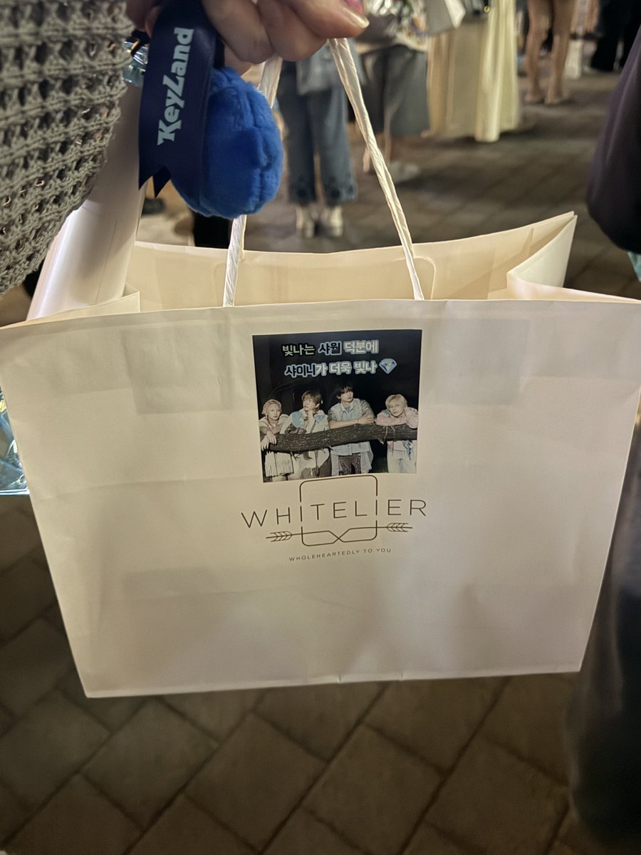 lordgivememercy's tweet photo. today’s gift from shinee🥺
bread and jam!! https://t.co/xZOAWz6IVM