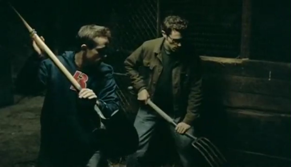 Killer_InsideMe's tweet photo. タイ・ウェスト監督作、The Roost (2005)を見る。田舎道で立ち往生した若者四人が付近の農家に辿り着くが。鳥 ('63)のような動物ホラーにゾンビ物をプラスした長篇初監督作で、ホラーショー形式の枠物語が有効か否かはさておき、終盤、イライラさせる若者らの行動と陳腐な脅かしであちゃーとなる凡打。 https://t.co/o82rC3UGNy