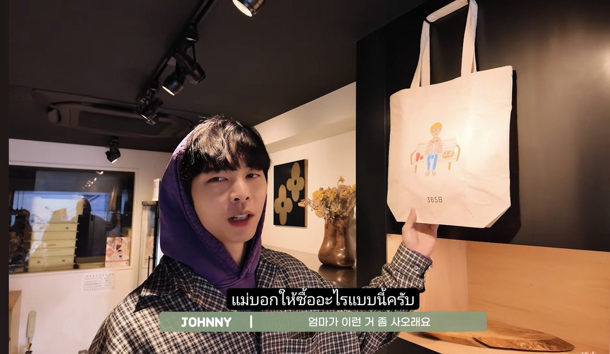 baerugyu's tweet photo. ไปญี่ปุ่น >> ซื้อกระเป๋าผ้าให้แม่
ไปปารีส >> ซื้อจานให้แม่ 
มาไทย >> ซื้อช้อนไม้ให้แม่ 

จอห์นจำได้หมดว่าหม่าม้าชอบอะไร ทุกประเทศที่ไปน้องจอห์นซื้อของฝากติดไม้ติดมือกลับไปให้หม่าม้าหมด ลูกชายคนเดียวของหม่าม้าซอเด็กดีมากจังเลย 🫳🐱 https://t.co/iipTQnbHyG