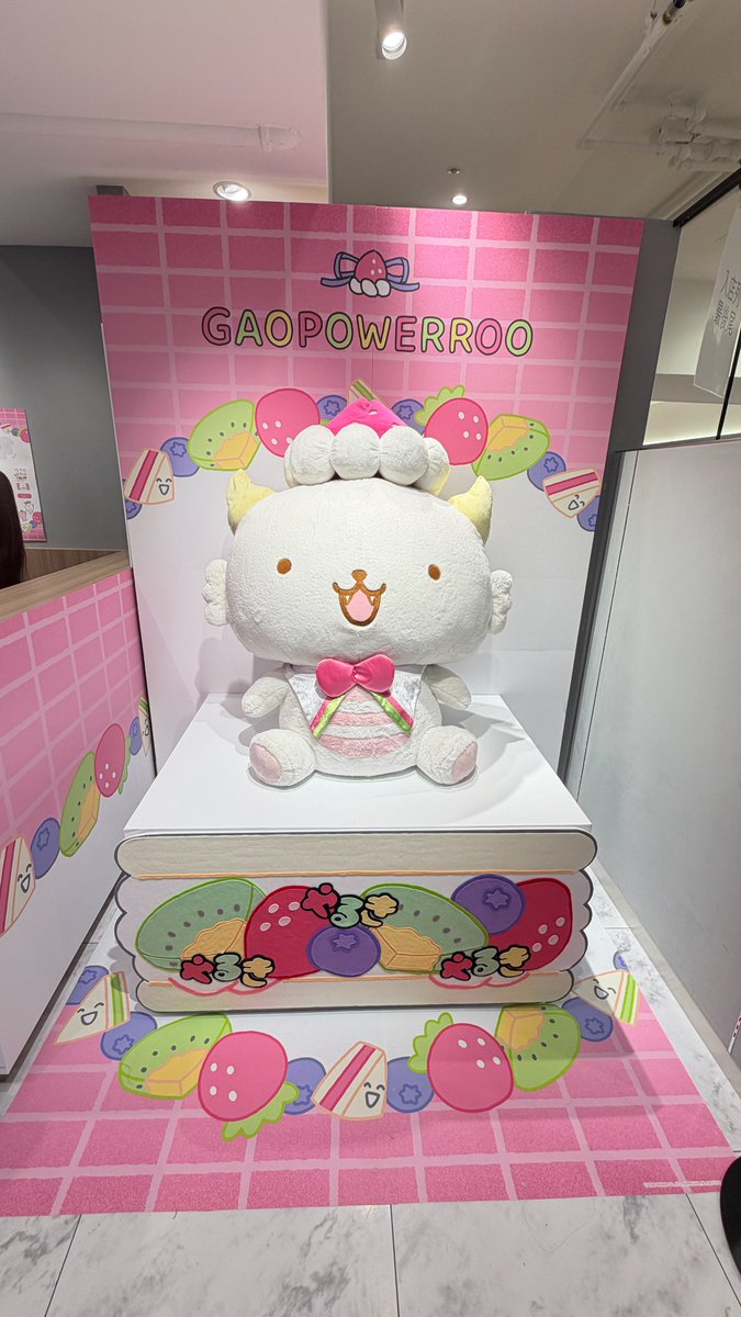 ikesubcul's tweet photo. 【池袋PARCO】
「がおぱわるぅ」のポップアップに行ってきました🦖🎀

"やるきがない"モノクロの入口→
中はピンクのフルーツサンドの世界！

巨大ぱわるぅやARで動く仕掛けもあります

本館B2F SPOT 7/5(日)まで

#池袋PARCO #がおぱわるぅ #サンリオ #池袋 https://t.co/lw7nmFi6aZ