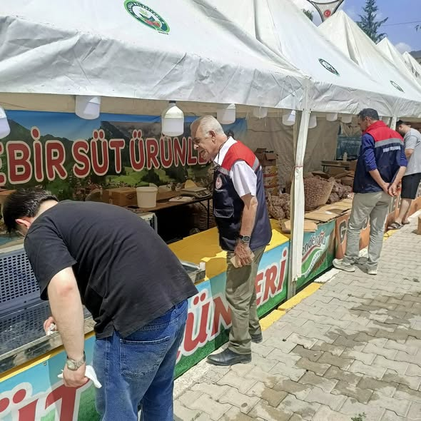 yesillitarim's tweet photo. 📷 18. Yeşilli Uluslararası Kültür Sanat ve Kiraz Festivali'nde gıda güvenliği önceliğimiz.
İlçe Müdürlüğü Gıda Kontrol Ekiplerimiz, festival alanındaki tüm gıda ve yöresel ürün standlarında hijyen ve resmi standart denetimlerini aralıksız sürdürüyor. https://t.co/nmwGi1cByv