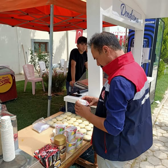 yesillitarim's tweet photo. 📷 18. Yeşilli Uluslararası Kültür Sanat ve Kiraz Festivali'nde gıda güvenliği önceliğimiz.
İlçe Müdürlüğü Gıda Kontrol Ekiplerimiz, festival alanındaki tüm gıda ve yöresel ürün standlarında hijyen ve resmi standart denetimlerini aralıksız sürdürüyor. https://t.co/nmwGi1cByv