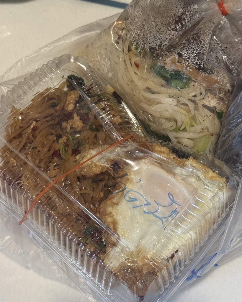 prameron's tweet photo. มีคนถามเยอะมากตอบไม่ไหวฮือ ก๋วยเตี๋ยวได้เส้นเล็กเหมือนกันคับทุกคน ถ้าถามถึงรสชาติกระเพราะ คนชอบกินเผ็ดเลิ้บเลยล่ะ แต่ผมกินได้ระดับอนุบาลเหมือนนั่งสูดเส้นในนรก อร่อยนะยิ่งไข่ดาวเยิ้มๆ ทำไมร้านยังไม่ได่มิชลินสาขาอาหารตามสั่งอีกพี่ https://t.co/CJnbSUC7HK