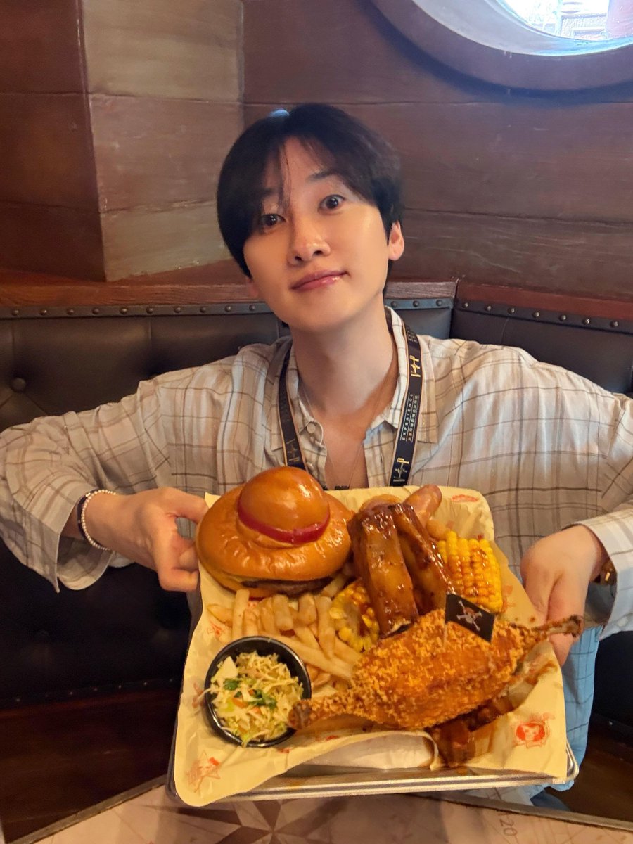 TheLees_HyukHae's tweet photo. 260612 

#EUNHYUK #은혁 XHS UPDATE

Found back the beauty of childhood✨💙

LeeHyukjae Eunhyuk #UniversalStudiosBeijing 

1/4 https://t.co/OdGolDhAqm