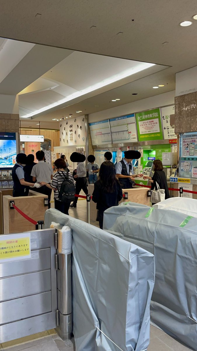 t26_mcd's tweet photo. 四国の旅をラストは徳島駅

偶然にも今日で有人ラッチはラスト。明日からは自動改札機に。徳島にも遂に自改機が。月末には電車のようなハイブリッド車登場。新しい風がやってきます。

しかし、今日も変わらず運転所は国鉄のまま。

笑顔でお客様から切符を受取る見習い駅員さんの笑顔が素敵でした。 https://t.co/2vknZVm5nf