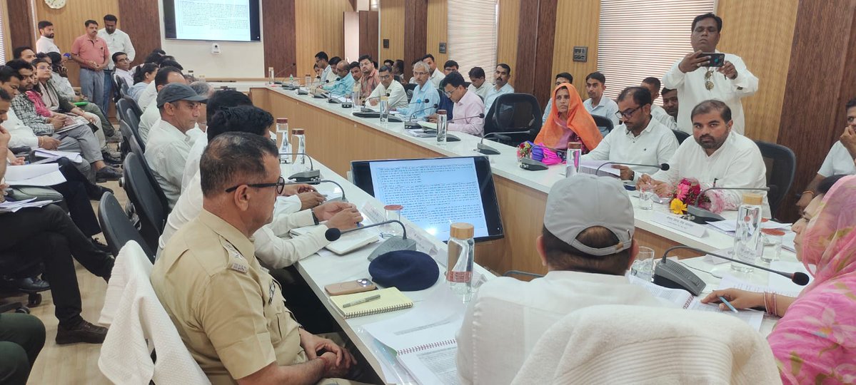 BeawarDCDM's tweet photo. दिशा समिति बैठक में सांसद महिमा कुमारी मेवाड़ का स्पष्ट संदेश
 जनकल्याण और विकास सर्वोच्च प्राथमिकता, केंद्र सरकार की योजनाओं का लाभ अंतिम व्यक्ति तक पहुंचाने के दिए निर्देश।
#beawar
@DIPRRajasthan 
@RajCMO 
@RajGovOfficial https://t.co/5CY66F1YHw