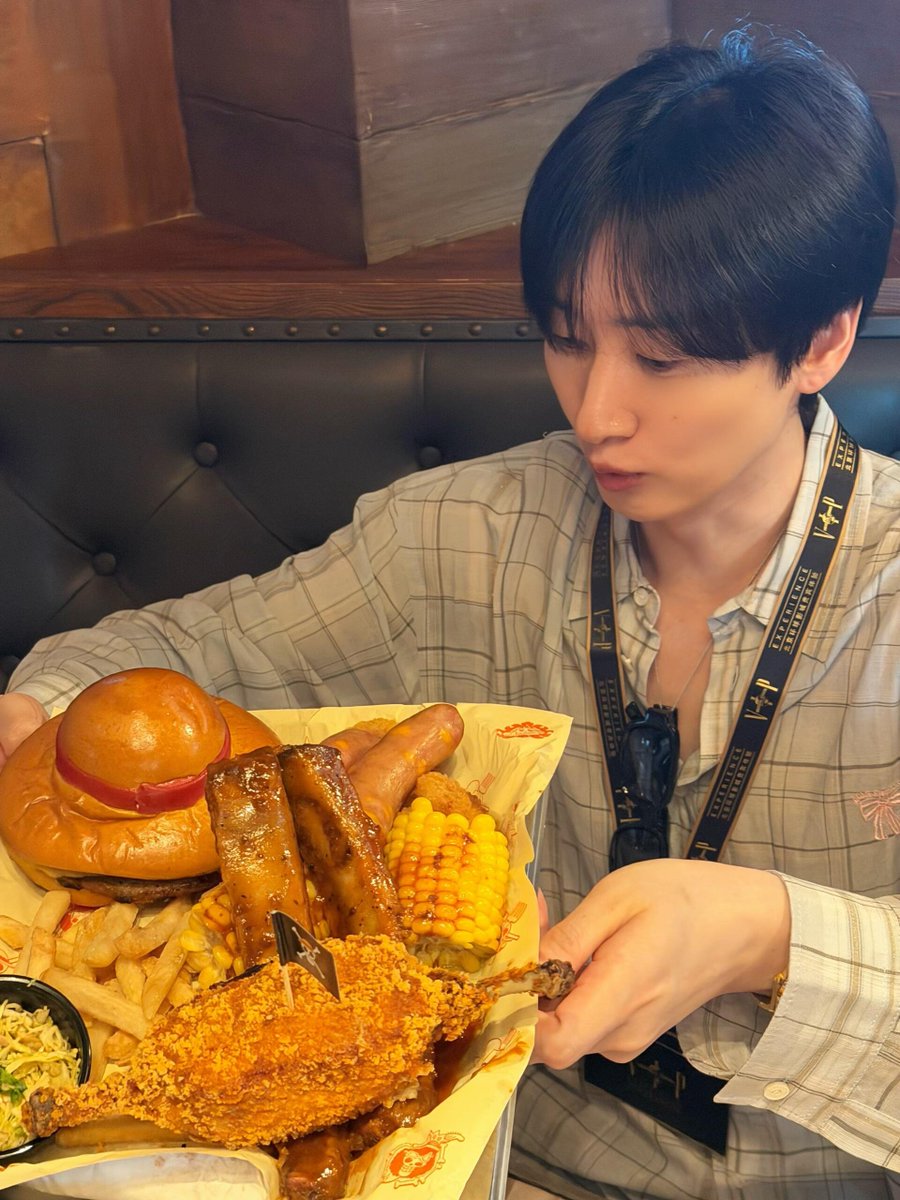 TheLees_HyukHae's tweet photo. 260612 

#EUNHYUK #은혁 XHS UPDATE

Found back the beauty of childhood✨💙

LeeHyukjae Eunhyuk #UniversalStudiosBeijing 

1/4 https://t.co/OdGolDhAqm