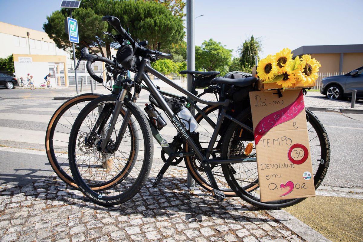 CorreioLinha's tweet photo. No âmbito do Dia da Família, a Amadora voltou a associou-se à iniciativa Kidical Mass, promovendo um passeio de bicicleta que reuniu crianças, jovens e famílias, num apelo à mobilidade sustentável e à criação de espaços urbanos mais seguros e inclusivos. https://t.co/XkeqK0SSMN
