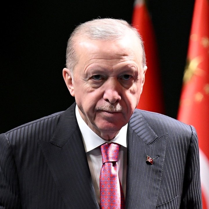 trhaber_com's tweet photo. Cumhurbaşkanı Erdoğan: 

▪️ "Şehrimizin sembolü, 93 Harbi'nde infilak ettirilmek suretiyle yıkılan tarihi Edirne Sarayı'mızdı.  

▪️ Yıllarca ihmal edilen ve hayvanların otlak alanı olarak kullanılan Edirne sarayını ve bahçelerini inşallah yeniden ayağa kaldırıyoruz.  

▪️ Talimatım doğrultusunda Milli Saraylar Başkanlığımız çalışmalara başladı.  

▪️ Avrupa'nın en büyük ihya projesiyle inşallah 2027 yılının sonuna doğru Edirne Sarayı'nın açılışını yapacağız."