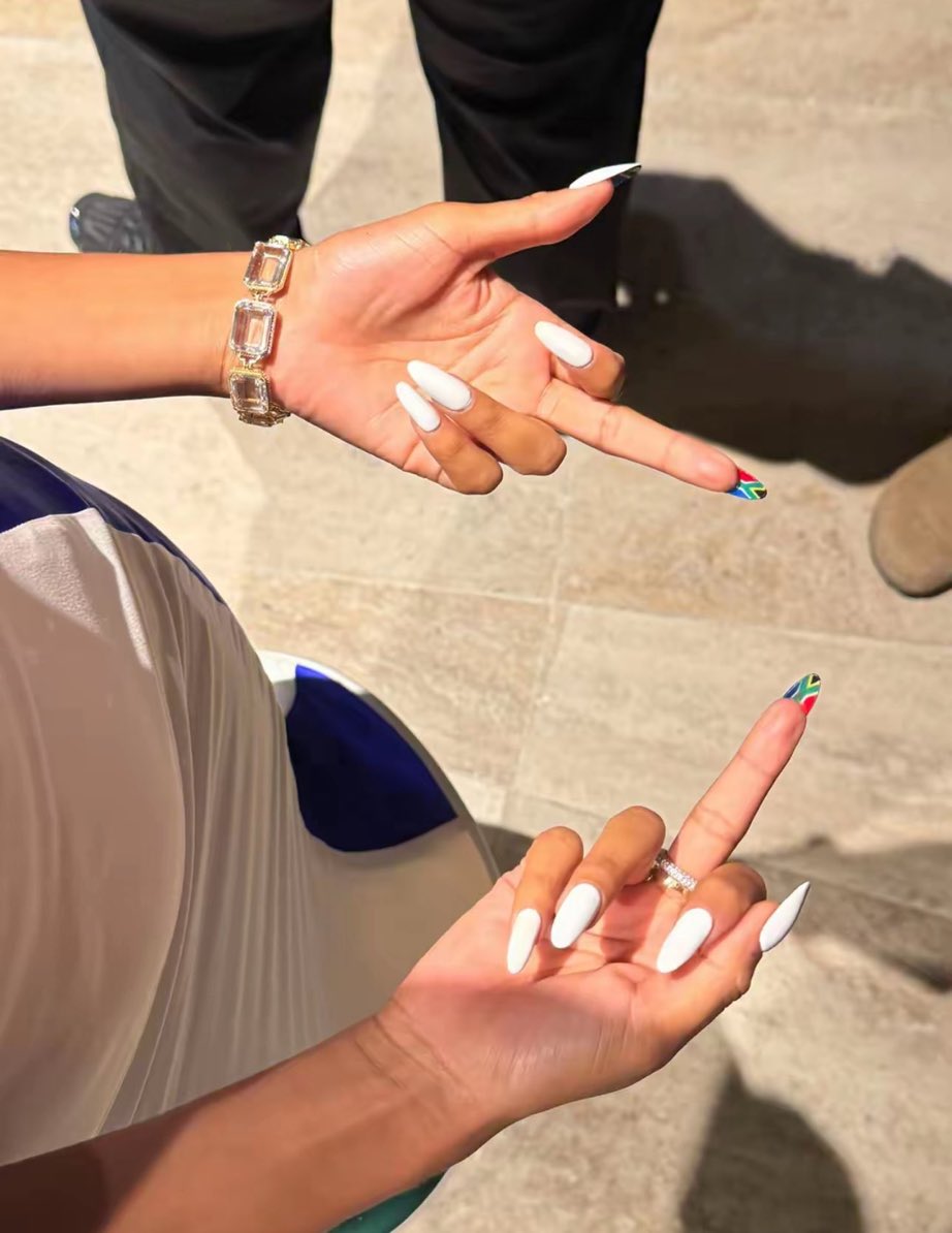 zacisontime's tweet photo. the south african flag on tyla’s nails was so cute https://t.co/NZuzu93YXf