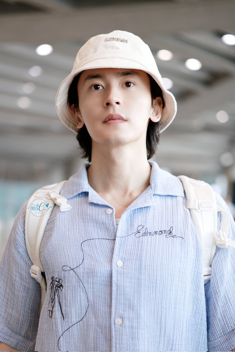 105forZZH's tweet photo. 260612 北京出发🛫📷

#ZhangZhehan 
#ZhangZhehan张哲瀚
#张哲瀚 #張哲瀚 #ZZH 
#チャンジャーハン 
#장철한 #จางเจ๋อฮั่น
#zhangsanjian
#张三坚
#TheRealZhangZhehan 
#zhangzhehan_super3
#WordOfHonor 
#山河令 https://t.co/l2Mry9Zbfg