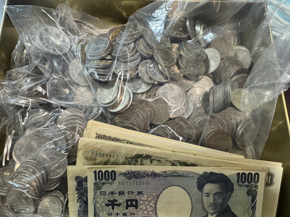 minmin37316705's tweet photo. 業者の記念硬貨押し付け😅

額面引き取りはぜんぜん良いんだけど、わざわざ送料こっち負担になる分(3〜4枚)だけ銀貨入れて処理、や
高額品は値段だけ訊いて、他社に相談して買取。みんみんは両替処理だけ担当みたいな。。

毎回毎回額面何十万とか、野口1000円とか、、 https://t.co/K78AVuKE5i