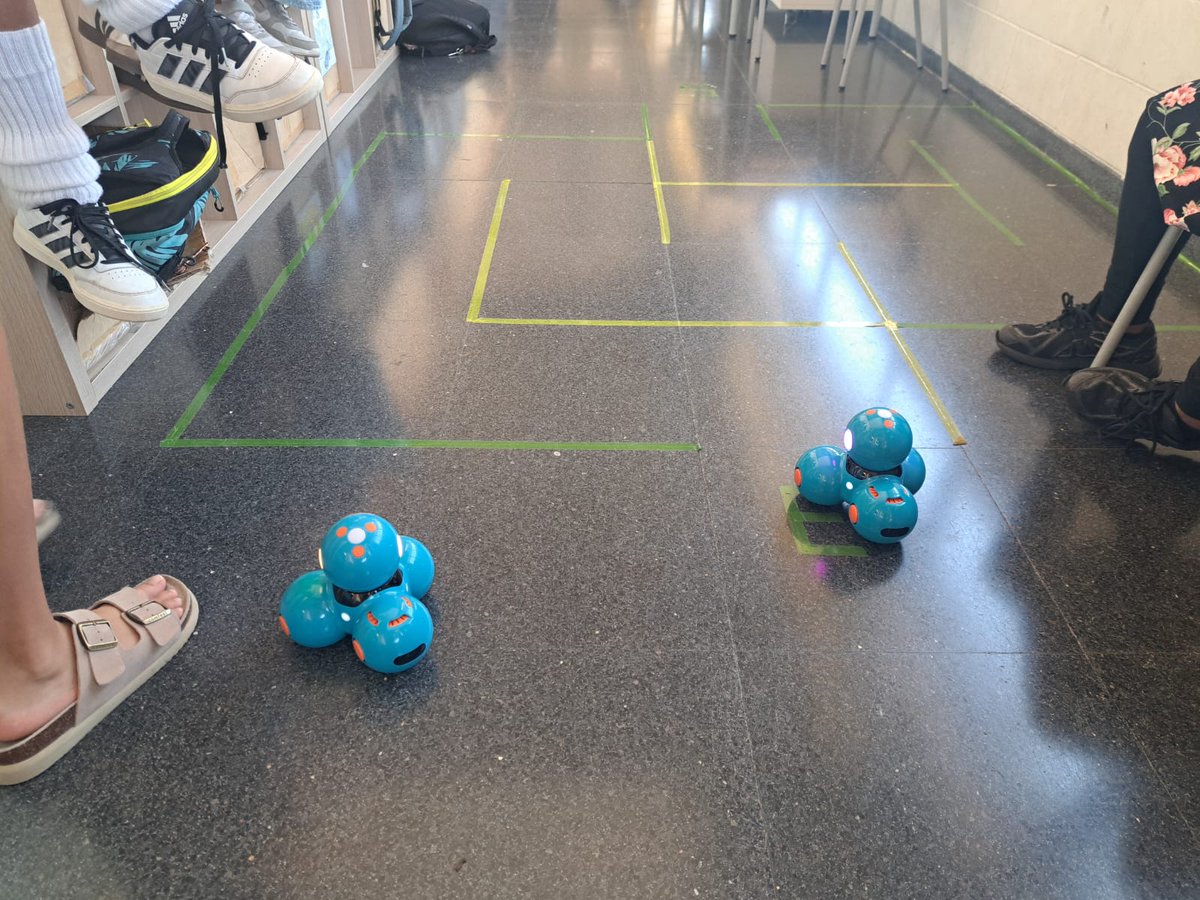 arenaldellevant's tweet photo. 🤖 Avui a PCMAT, els alumnes de 5è i 6è hem treballat amb els robots Dash! Hem après a programar-los perquè segueixin diferents circuits, posant en pràctica el pensament computacional, la lògica i la resolució de problemes d’una manera divertida i motivadora. #PCMAT https://t.co/k7vlCvuctb