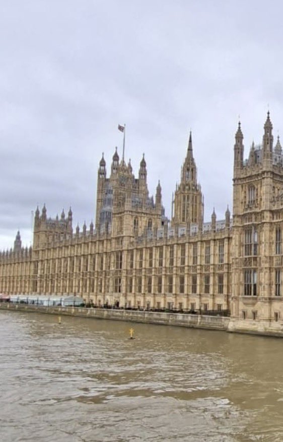 ouchtani's tweet photo. guru kimia waktu SMA share foto anaknya yang lagi di london dan foto di depan big ben. river thames = danau sunter wkakkakakwkkaka https://t.co/QQfawoFwK8