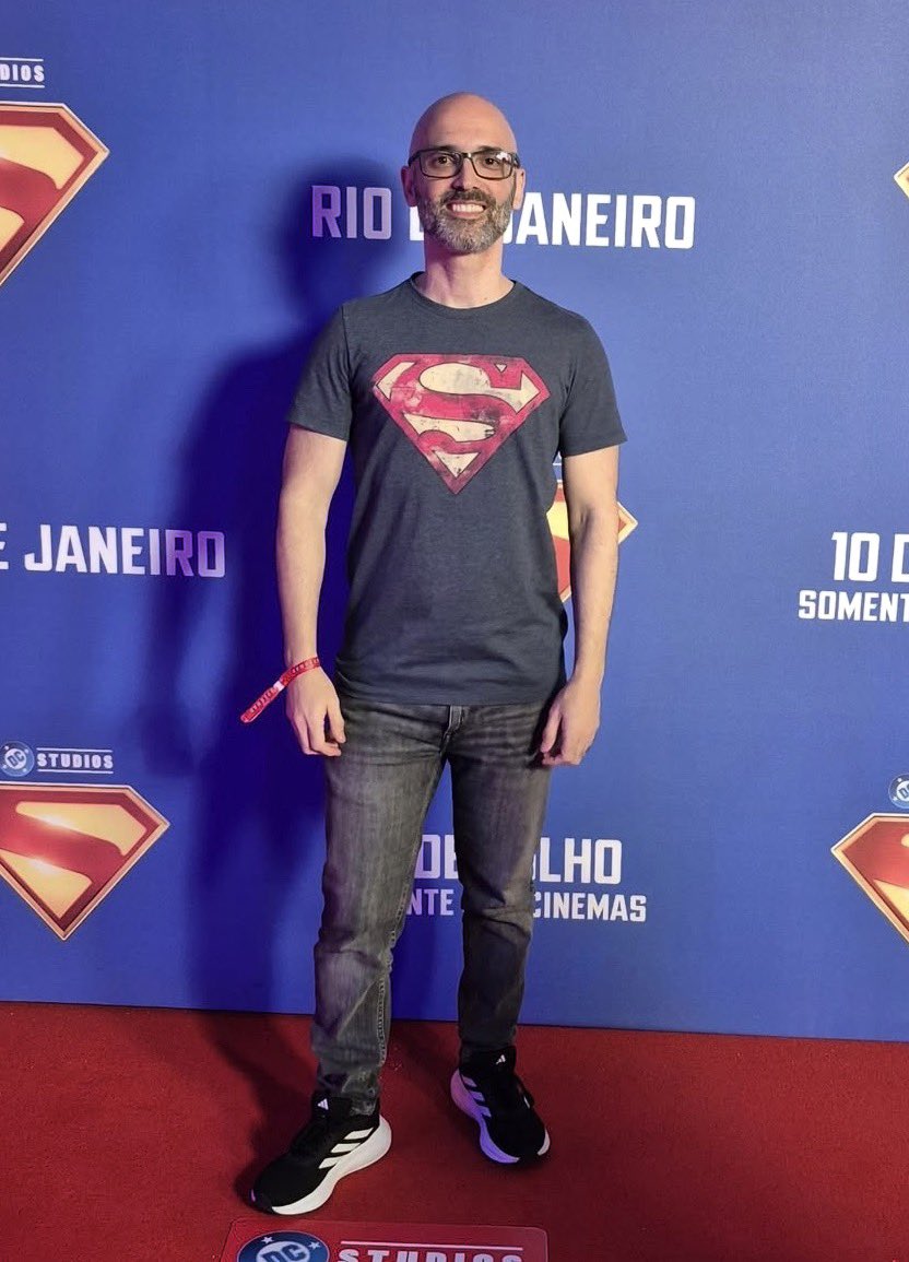 ViniciusMenegu5's tweet photo. Em 2025 eu estava lá... Será que a @wbpictures_br me ajuda a repetir a dose esse ano e ir no evento da Supergirl? Só me falta o ingresso kkkkk https://t.co/M62FQyzoNL