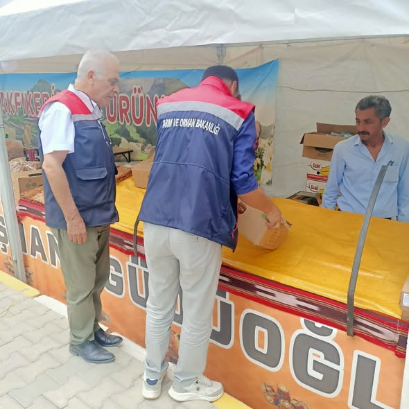 yesillitarim's tweet photo. 📷 18. Yeşilli Uluslararası Kültür Sanat ve Kiraz Festivali'nde gıda güvenliği önceliğimiz.
İlçe Müdürlüğü Gıda Kontrol Ekiplerimiz, festival alanındaki tüm gıda ve yöresel ürün standlarında hijyen ve resmi standart denetimlerini aralıksız sürdürüyor. https://t.co/nmwGi1cByv