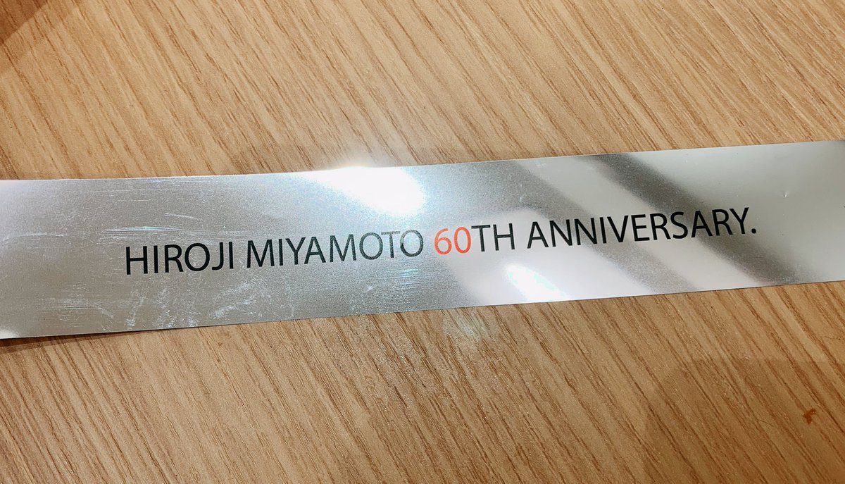 Contrail0117's tweet photo. ミヤジ様のバースデーコンサート終演！
格好良くて可愛くて愛さずにいられない😆
還暦だから？衣装が‼️😳
クリスマスツリーに飾るようなのを首に巻いてたり、ジャケットの脇から袖の下？に赤の布を付けてヒラヒラさせてるし、アンコールはカズレーサーみたいに全身真っ赤のスーツコーデ😆
最高でした✨ https://t.co/jZT9U4hgzh