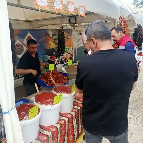yesillitarim's tweet photo. 📷 18. Yeşilli Uluslararası Kültür Sanat ve Kiraz Festivali'nde gıda güvenliği önceliğimiz.
İlçe Müdürlüğü Gıda Kontrol Ekiplerimiz, festival alanındaki tüm gıda ve yöresel ürün standlarında hijyen ve resmi standart denetimlerini aralıksız sürdürüyor. https://t.co/nmwGi1cByv