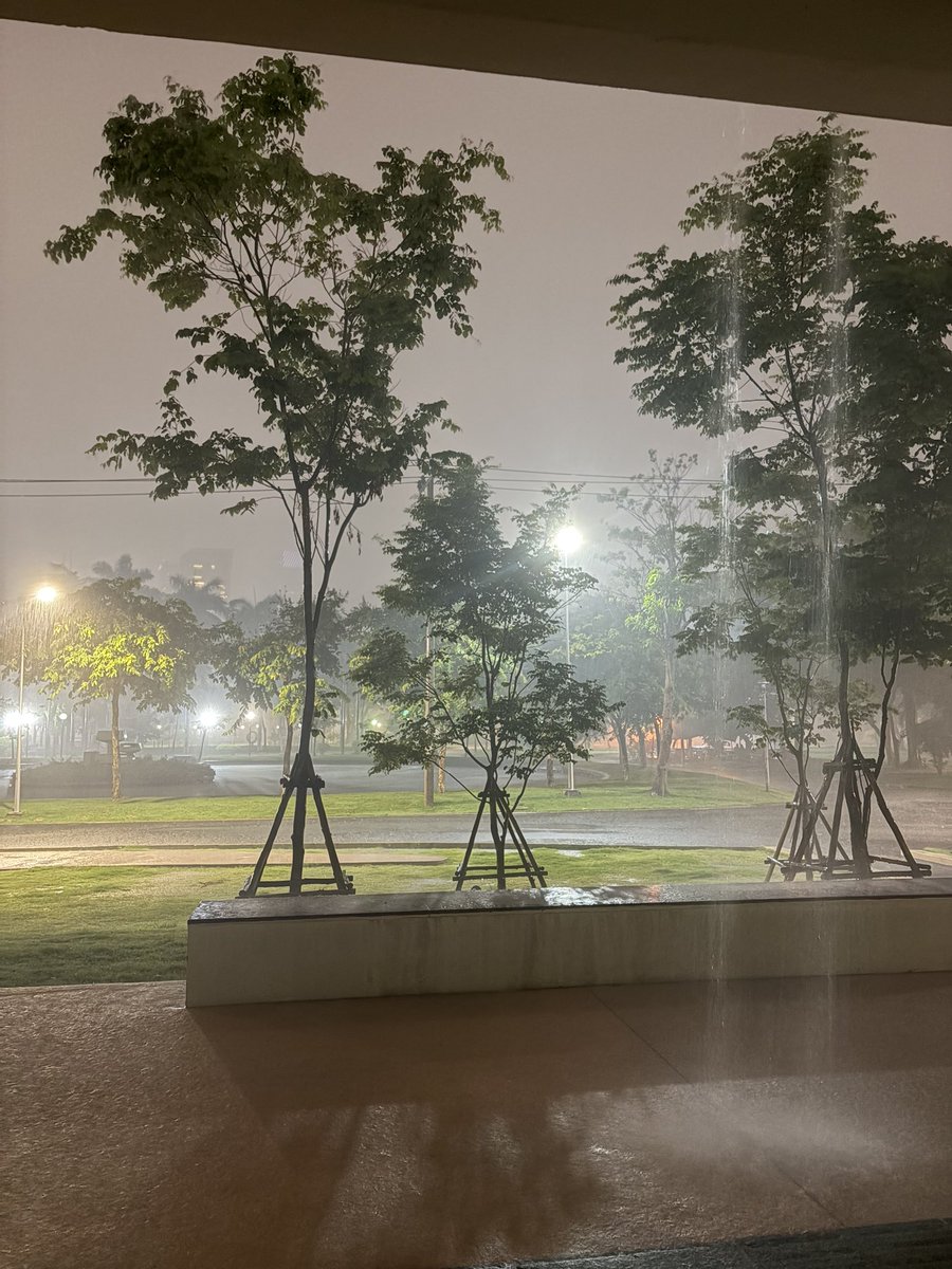 Pomilsu's tweet photo. ใครอยู่สวนลุมตอนนี้บ้าง ช่วยบอกทีว่าจะกลับบ้านยังไง 😂🤣 #ฝนตก #พายุ #ฟ้าร้อง #BafanPride #รีวิวชีวิต https://t.co/j2ystPJ6c5
