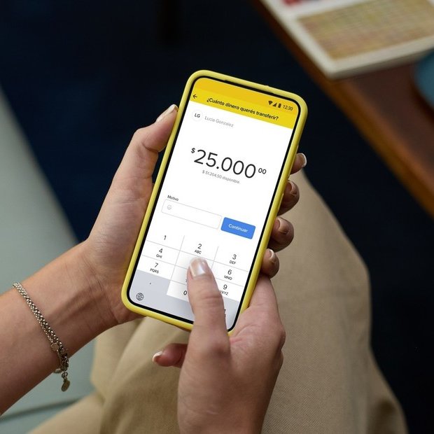 clarincom's tweet photo. LAS BILLETERAS VIRTUALES AHORA PERMITIRÁN INVERTIR DESDE $100 EN ACCIONES Y BONOS LOCALES E INTERNACIONALES

Mercado Pago lanzó dos nuevos fondos comunes de inversión de renta fija y renta variable para llevar a sus usuarios del saldo remunerado diario a alternativas de mediano y largo plazo. Los fondos tendrán rescate en 24 horas y apuntan a abrir inversiones desde montos bajos.

Uno de los fondos invierte en bonos, plazos fijos y letras del Tesoro en pesos, pensado para perfiles conservadores. El otro apunta a empresas argentinas, replica el comportamiento del índice Rofex y está orientado a usuarios dispuestos a asumir más volatilidad con la mirada puesta en el largo plazo.

En paralelo, Lemon presentó un módulo para comprar fracciones de acciones de más de 10.000 empresas que cotizan en Estados Unidos, como Apple, Tesla, Nvidia o Google. El avance se apoya en el crecimiento fintech: casi 29 millones de cuentas de inversión ya operan por esta vía.

(+) en Clarín: https://t.co/7bw9MMcLVE