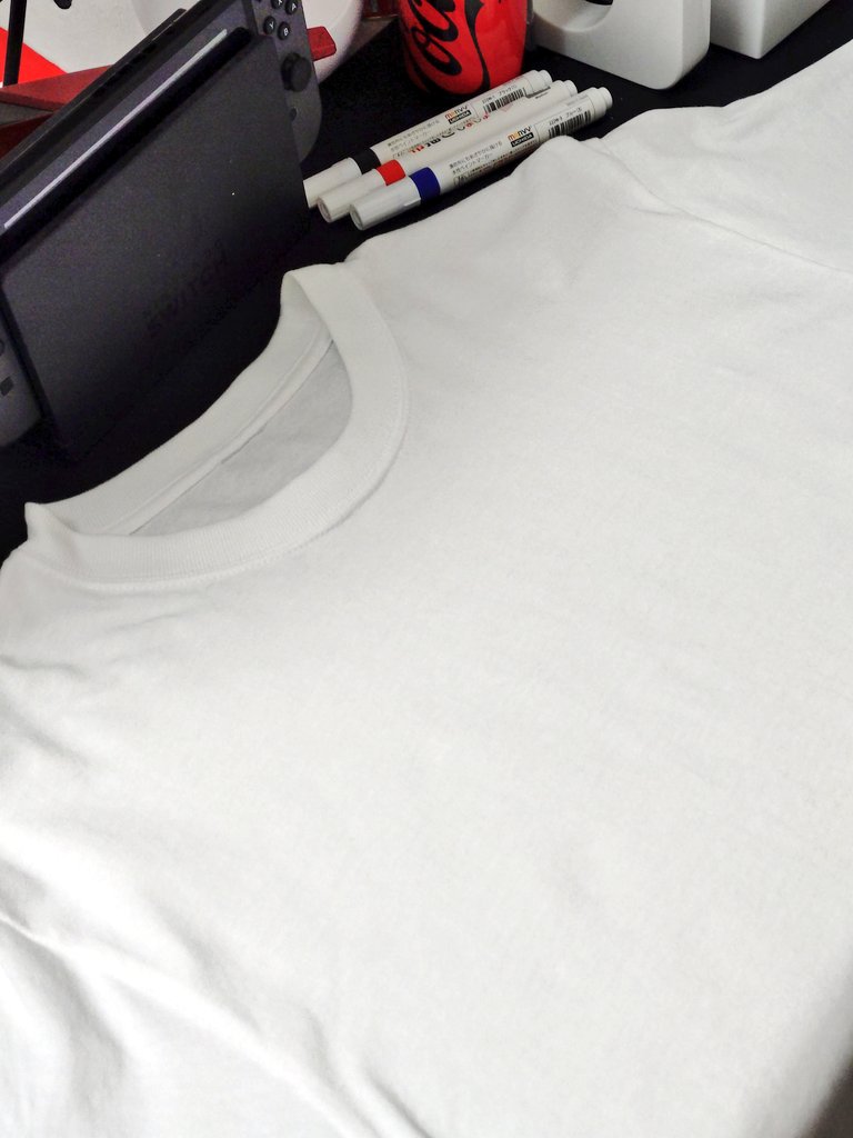 _negau_'s tweet photo. 去年好評だった、手描きTシャツ(左)。
新しいものを描きます。 https://t.co/Vn75MnLya1