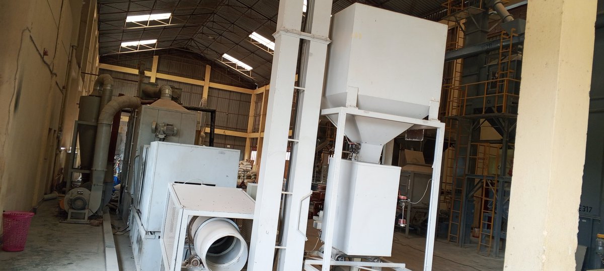 IGISABOTELEVIS1's tweet photo. HUYE FEEDS is a model animal feed manufacturing company located in @HuyeDistrict The factory has the capacity to produce 45 tons of animal feed per day. Livestock farmers and feed distributors who wish to purchase in bulk are warmly welcome, as the doors are open for business. https://t.co/SbujQKiREQ