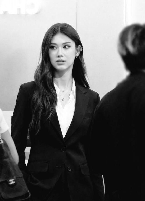 lena_miufanfics's tweet photo. “Ela fugiu do passado… até ele voltar em forma de saudade. 📂🔥 De chefe a caos, Lena & Miu vão te prender.”
https://t.co/IVuxPmsyi1
#ลีน่าหมิว #fanfictionLenaMiu
#LenaMiu #lesbianfiction
#GLfic https://t.co/qsPGJ1GW77