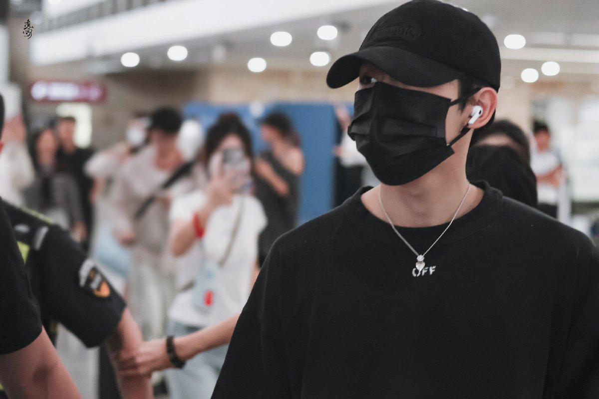 soonyunqi's tweet photo. 260612 WINWIN ✈️ | Hangzhou - Shenzhen 

©凌昀丨董思成
#WINWIN #DongSicheng https://t.co/XOZR4hMzbu