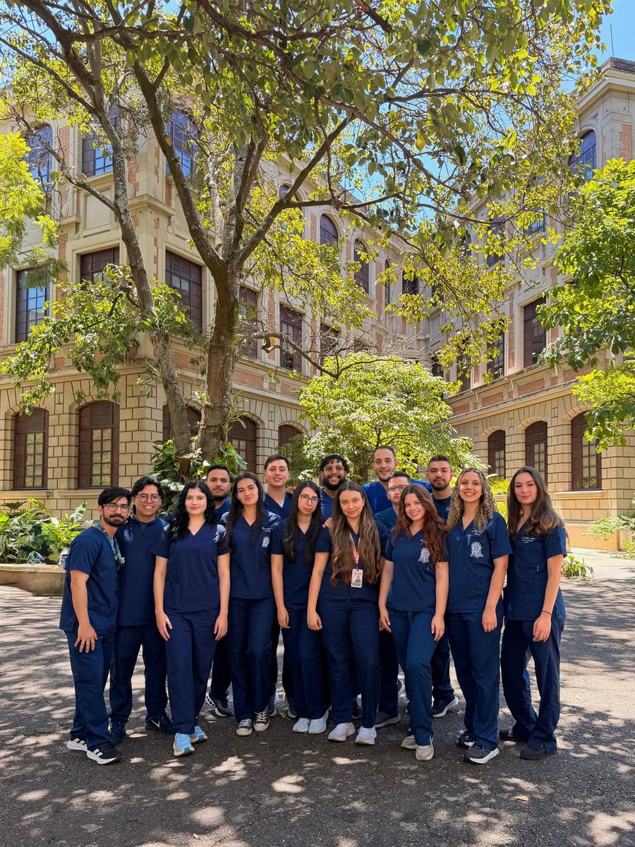Medicina_UdeA's tweet photo. 💚 Nuestros estudiantes son formados a través de estrategias de simulación. En la imagen, aparecen los internos mayores de Medicina, quienes este mes finalizaron el curso de Integración de Habilidades en el Manejo del Paciente Crítico. https://t.co/2DlkXZVeSP