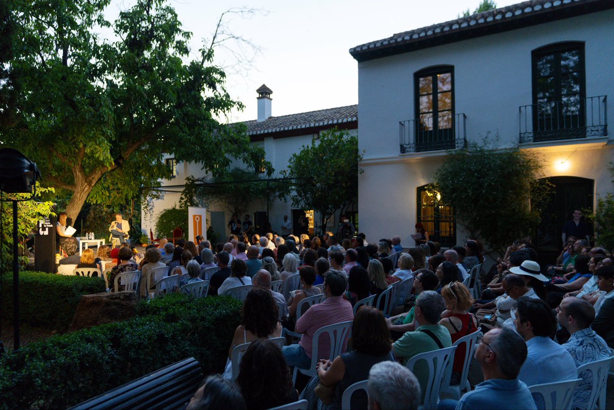 MiguelPoveda's tweet photo. ‘Ahora estoy en la Huerta de San Vicente situada en la Vega de Granada. Hay tantos jazmines en el jardín y tantas “damas de noche” que por la madrugada nos da a todos en casa un dolor lírico de cabeza, tan maravilloso como el que sufre el agua detenida. Y sin embargo nada es excesivo! Éste es el prodigio de Andalucía.’

- Federico García Lorca a Jorge Guillén, 1926 -

Necesitaré otra vida más para procesar cada segundo de emoción que vivimos al entrar de nuevo en la mágica Caja de la Alegría @HSVicente 

Gracias @aytogr por dejarnos desde @CCFedericoGrana darle el abrazo a la casa de Federico que cumplía 100 de vida. 

Han pasado 100 años y tantas cosas … pero celebramos con gratitud a quienes con amor y compromiso han cuidado el espíritu y el alma de la casa de donde salieron un cantidad importantes de obras y que siguen dando la vuelta al mundo llenándolo de luz y de emoción.

Sigamos pues, cuidando este lugar con todas las fuerzas porque es una de las joyas más importantes de nuestro país y merece, sin escatimar, toda la luz para seguir iluminado con orgullo este tesoro histórico y cultural. 

Gracias infinitas a quienes con tanto esfuerzo y amor se entregaron a esta celebración. 

Gracias @MartaG_novo , @VictorFdez_ #IsmaelRamos
Gracias #MaríaGaliana y @victor_clavijo_actor por dar voz y vida a Federico y Vicenta Lorca llenándonos los ojos de lágrimas y de una emoción indescriptible. 

Gracias @apdi_group @somospuronervio @Cajaruralgr @2031Granada 

MiguelPoveda