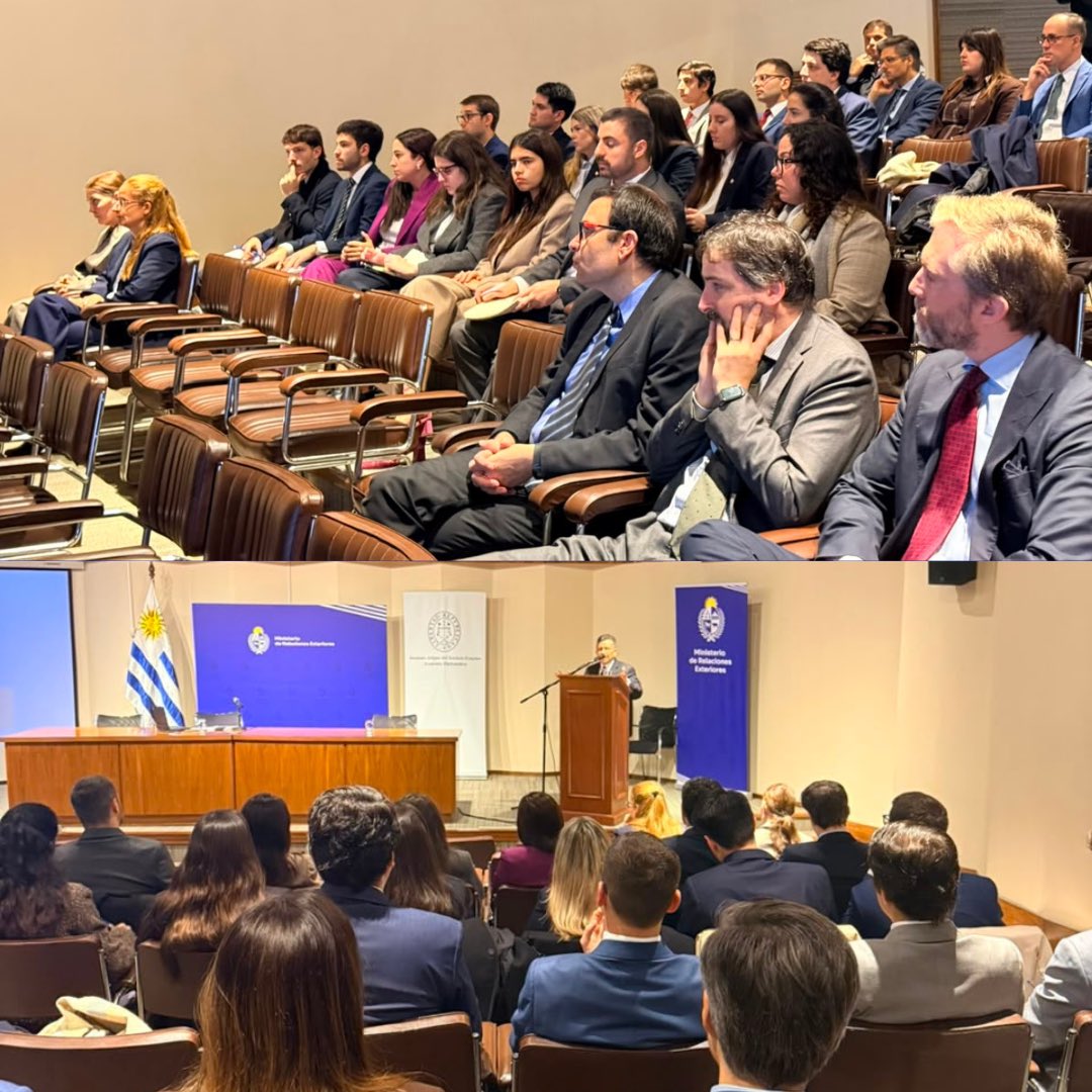 IndonesiainBA's tweet photo. El Embajador Sulaiman Syarif brindó una clase magistral en el Instituto Artigas del Servicio Exterior, academia diplomática del Ministerio de Relaciones Exteriores de Uruguay, en Montevideo. 
La clase magistral abordó las relaciones bilaterales entre Indonesia y Uruguay, que este año alcanzan el importante hito de 60 años de vínculos diplomáticos. La actividad se desarrolló en un ambiente cálido e interactivo y contó con la participación de los futuros diplomáticos uruguayos. 
Se espera que esta iniciativa contribuya a fortalecer aún más los lazos entre ambos países e inspire a las nuevas generaciones de diplomáticos uruguayos a profundizar su conocimiento sobre Indonesia.

___
 Duta Besar Sulaiman Syarif melaksanakan kuliah umum di Instituto Artigas del Servicio Exterior, akademi diplomatik Kementerian Luar Negeri Uruguay, Montevideo.

Kuliah umum ini mengangkat tema hubungan bilateral Indonesia–Uruguay yang tahun ini memasuki tonggak 60 tahun. Kegiatan berlangsung hangat dan interaktif, dihadiri oleh para calon diplomat Uruguay.

Kegiatan ini diharapkan dapat semakin mempererat hubungan antara kedua negara, serta menginspirasi para diplomat masa depan Uruguay untuk semakin mengenal Indonesia.

#IniDiplomasi #IndonesiaUruguay