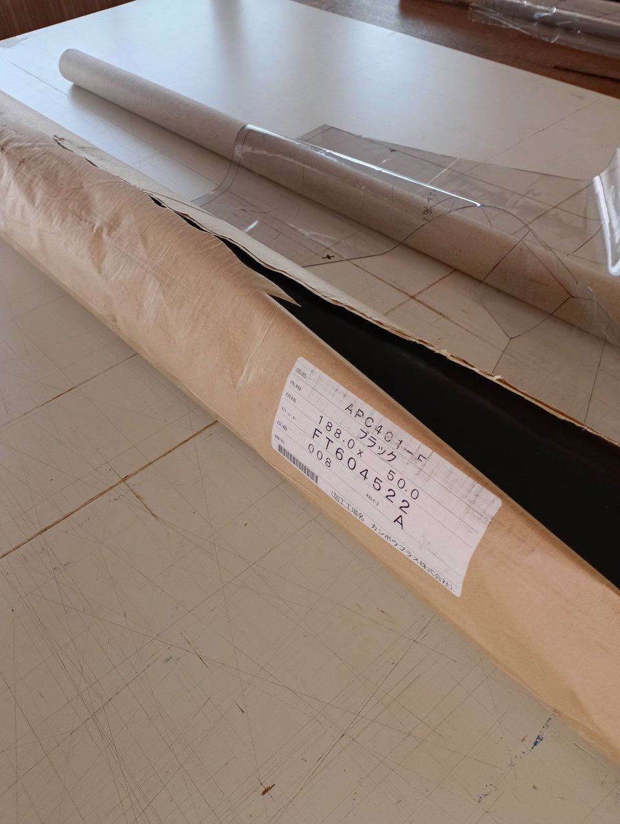 irohaniSewing's tweet photo. 人生、最重量原反

テント生地のターポリン1.8幅、重量は45キロ

1反だけなので、リフトは使わずですが🤔 https://t.co/jUArLVgi91