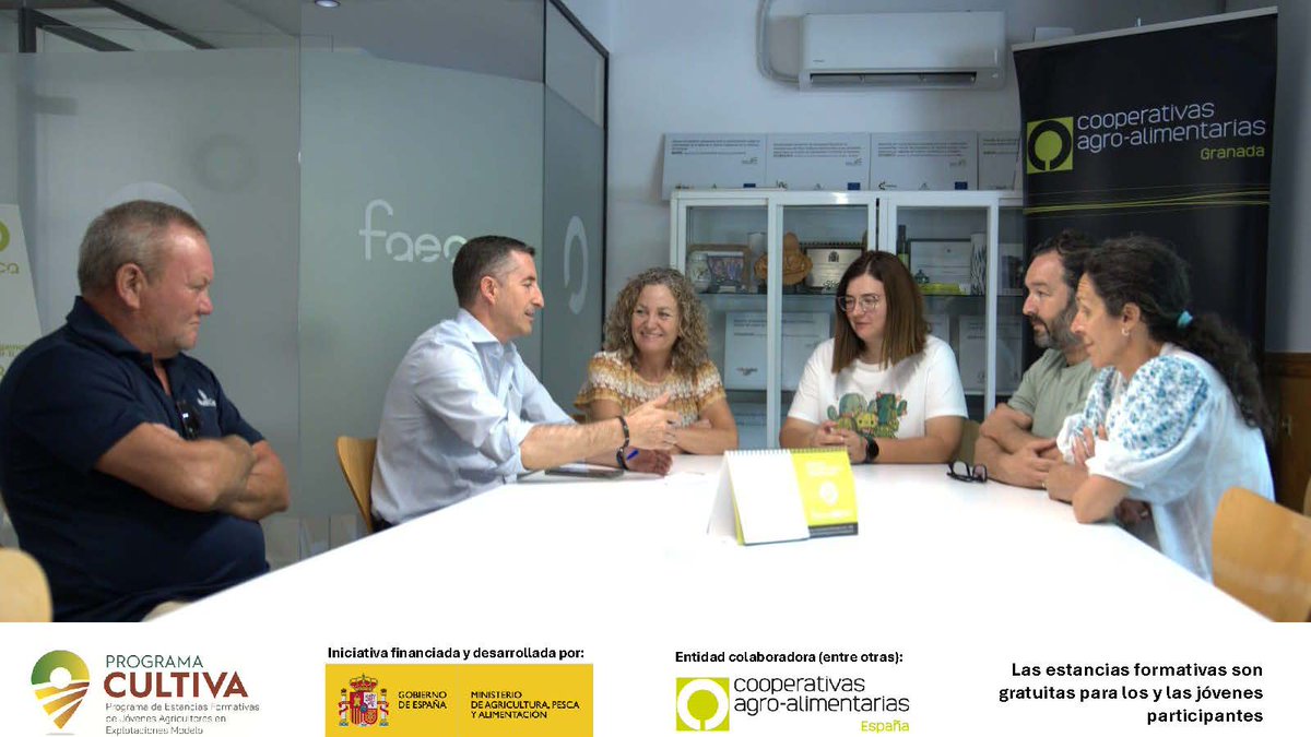 CoopsAgroAND's tweet photo. 😃La joven agricultora Rosa Ana López Royo ha finalizado su estancia en el #ProgramaCULTIVA en #Freila, Granada, visitando la sede de @CoopsAgroGRA, donde ha conocido los servicios que presta la entidad.

👉Financia: @gobmapa.Colabora: @CoopsAgroES 
#IntercambioAgro https://t.co/0ymB07Xuqq