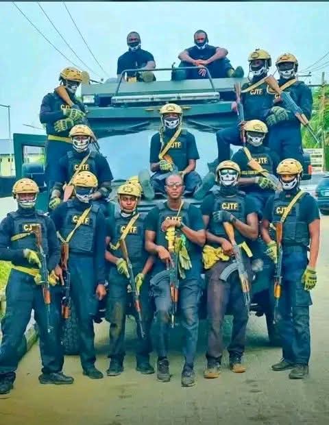 chiromabdul's tweet photo. Civilian Joint Task Force (CJTF) the volunteer militia that has fought alongside the Nigerian Army since 2013.

Young men from Maiduguri who took up arms with machetes and locally

made weapons when Boko Haram threatened their homes.

Brave. 
Complicated. 
Essential. https://t.co/nm8dXS6F5W