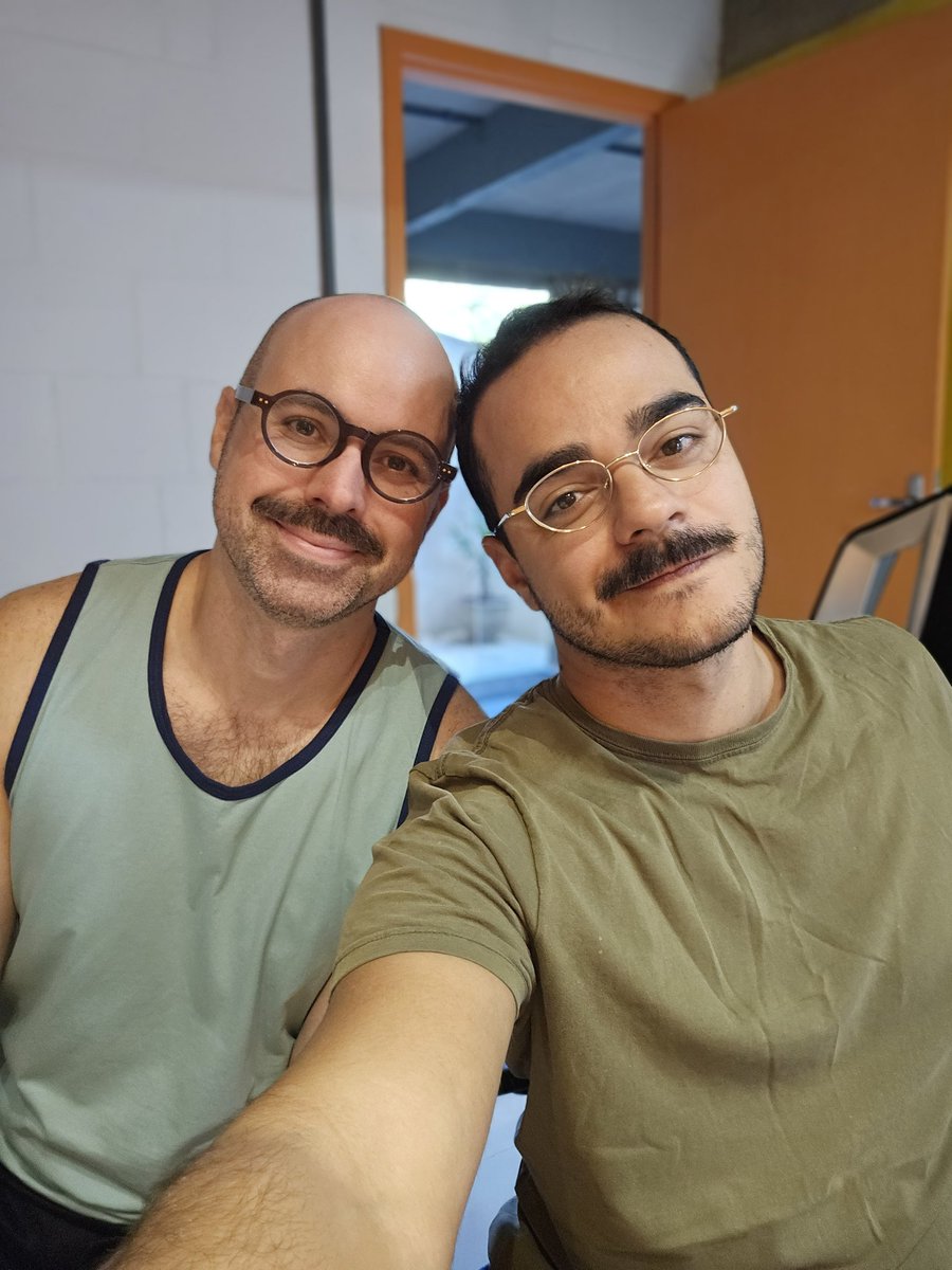 jeanmeneghelli's tweet photo. Namoro de longa data é assim: cozinha junto, faz as coisas juntos e até tem sinusite juntos 🥹 mas sempre respeitando um ao outro e o espaço de cada um. Como dizem: 12 anos é uma vida kkkk te amo @adrianocelanti ❤️ https://t.co/jWf2mDBync